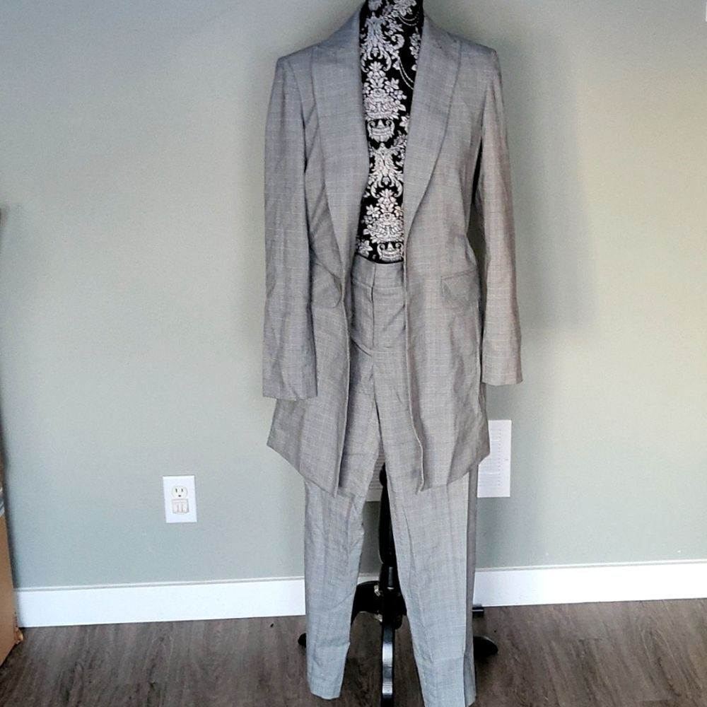Jones New York  2 piece suit size 4 , Blazer suit pants